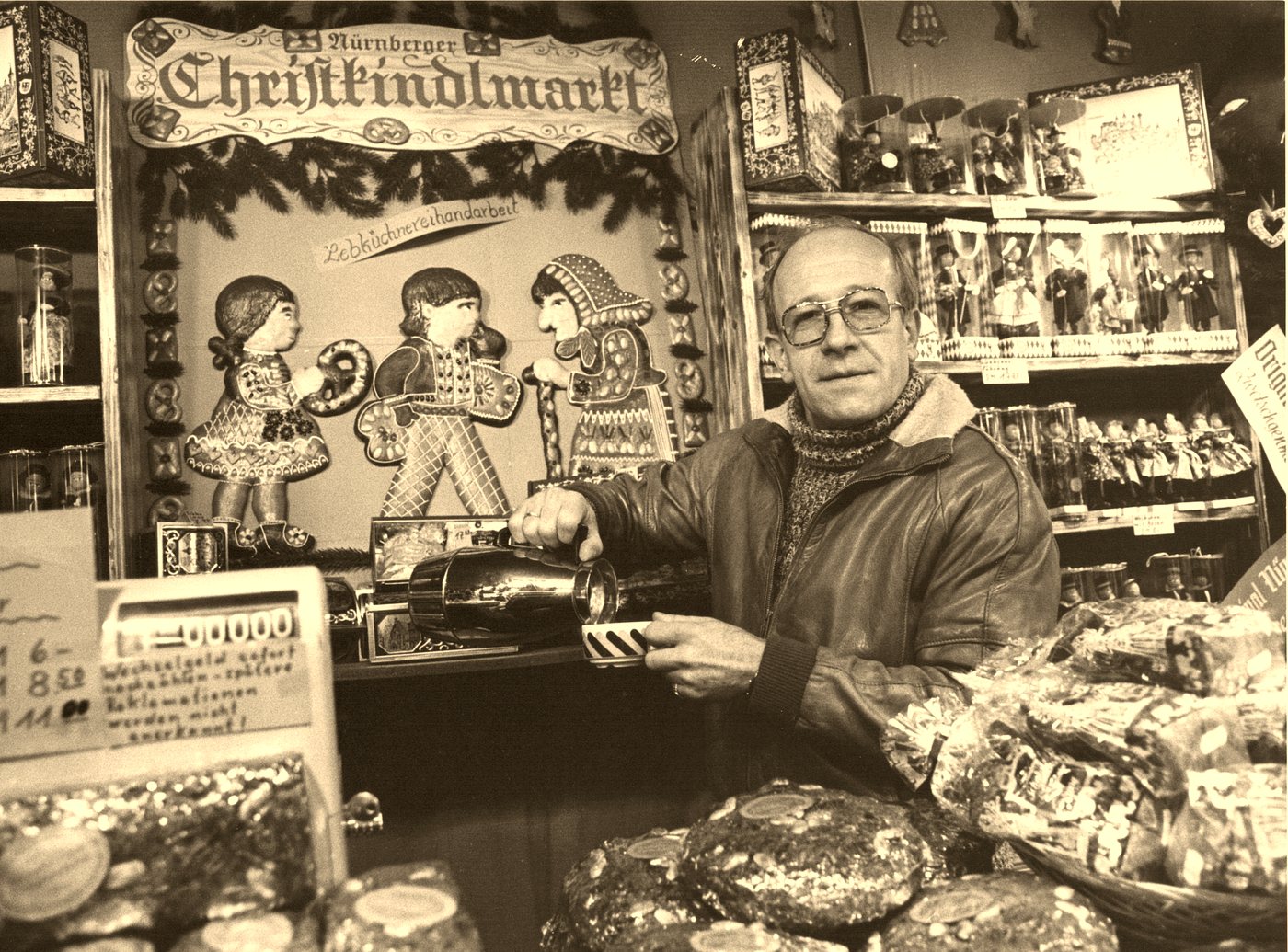 Firmengründer Hans Dennemark im Weihnachtsmarktstand